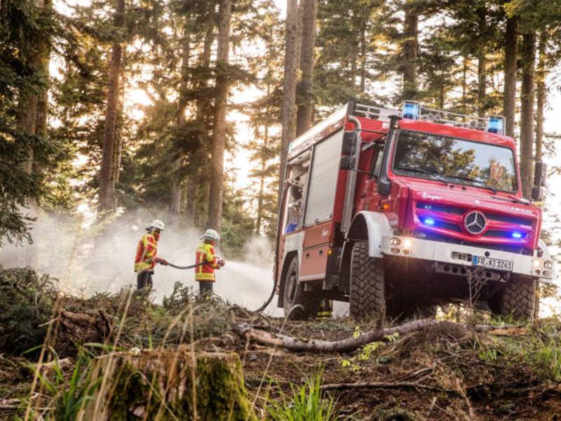 Feuerwehr Kirchzarten bekämpft Brände mit hochgeländegängigem Unimog U 5023