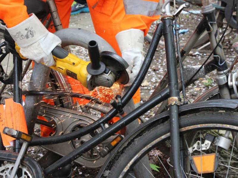 Stadtreinigung entfernt Schrotträder
