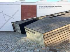 Holzverkleidung der Akademie des Jüdischen Museums in Berlin hat sich bewährt