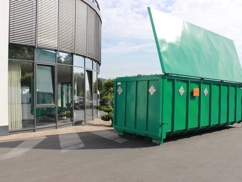 Intelligenter Abrollcontainer von Greis nach BK2-Standard ermöglicht sicheren Gefahrgut-Transport auf der Straße