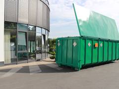 Intelligenter Abrollcontainer von Greis nach BK2-Standard ermöglicht sicheren Gefahrgut-Transport auf der Straße
