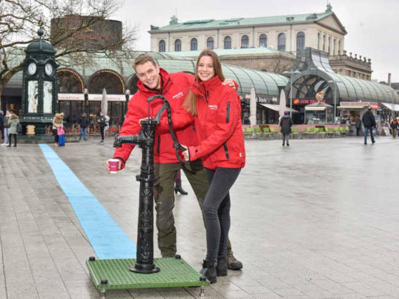 Blaues Band symbolisiert Grundwasserschutz