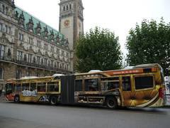 TÄGLICHE ZEITREISEN IM LINIENBUS: Halbe Million Bücher gratis verteilt