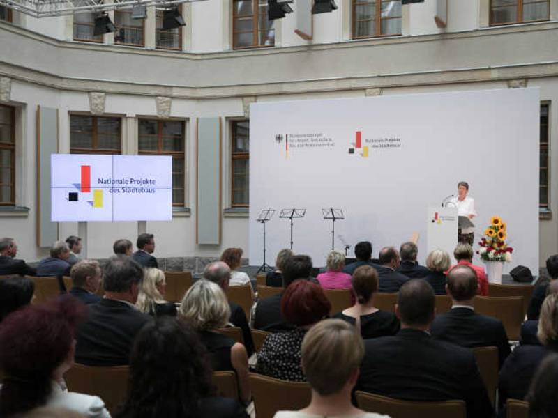 Bundesbauministerin Barbara Hendricks überreicht Urkunden an Nationale Projekte des Städtebaus