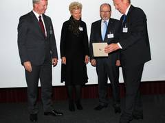 Innovationspreis Feuerverzinken 2014 geht an die DEGES - Feuerverzinkte Stahl-Verbund-Brücke über die A44 ausgezeichnet