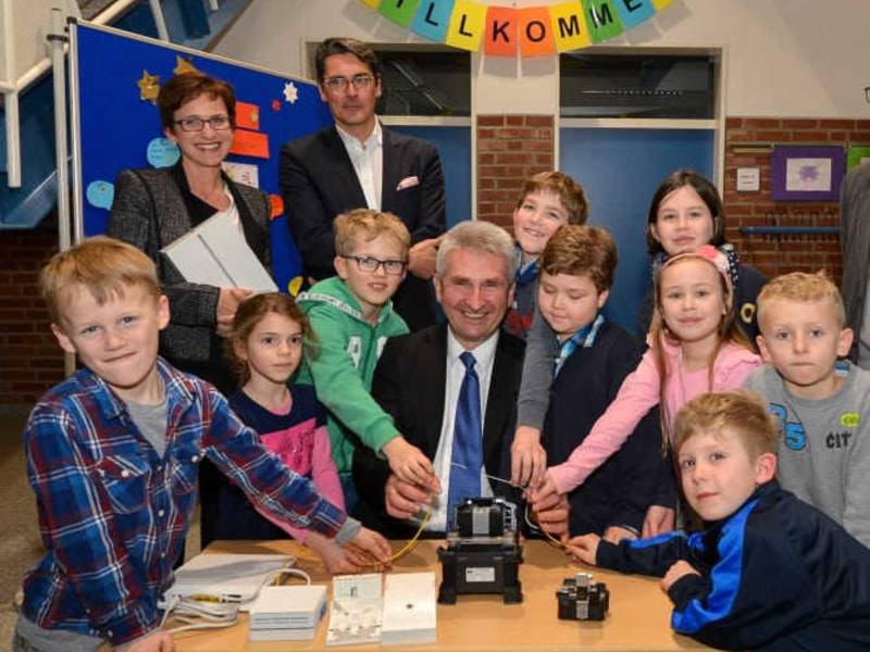 NRW-Minister Pinkwart zum Glasfaserausbau: "Ländliches NRW schaltet auf Lichtgeschwindigkeit"