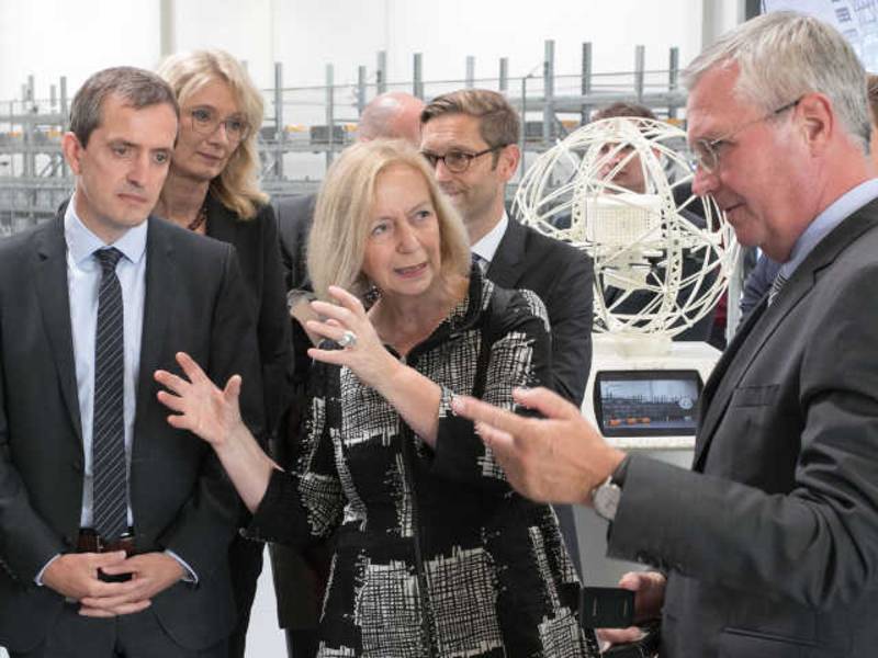 Bundesforschungsministerin Wanka besucht Fraunhofer IML - Startups treffen Forschungsministerin