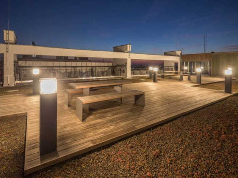 Hamburger Schulbehörde bekommt Dachterrasse aus Kebony