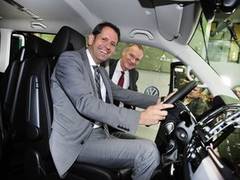 Niedersachsens Wirtschaftsminister Lies holt neuen Dienstwagen bei Volkswagen Nutzfahrzeuge ab
