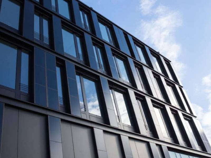 Photovoltaik an der Fassade und auf dem Dach macht Stromversorgung von Bürogebäuden grüner