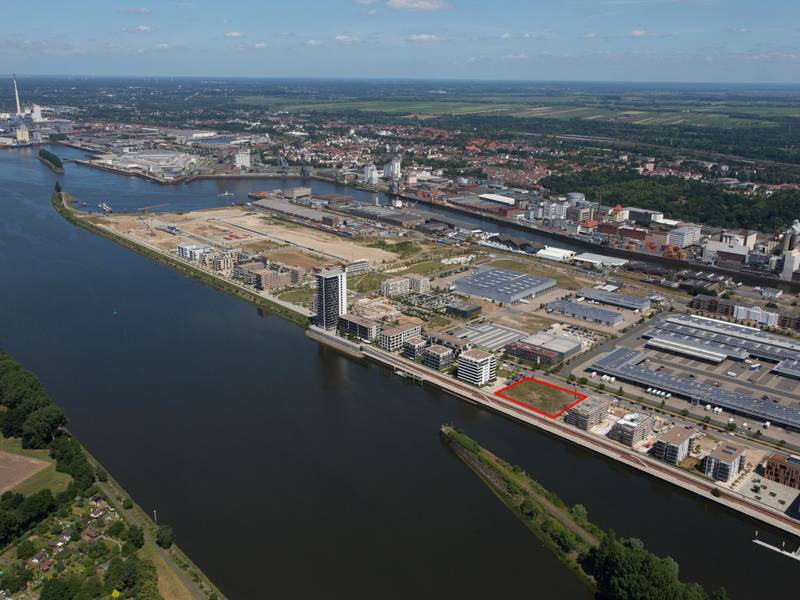 Zum Verkauf: unbebautes Grundstück am Wasser