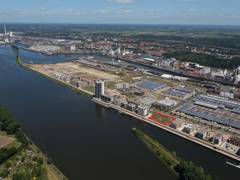 Zum Verkauf: unbebautes Grundstück am Wasser