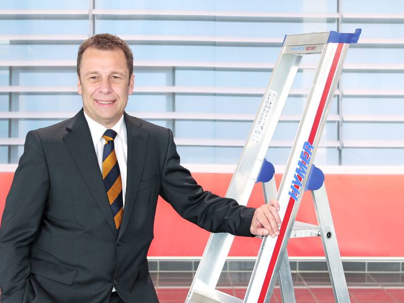 Plakat von Steigtechnikprofi Hymer-Leichtmetallbau zeigt richtigen Umgang mit Leitern auf