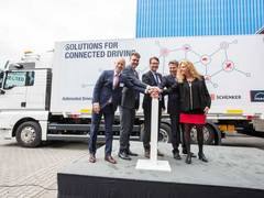 Platooning in der Logistikbranche: Weltweit erster Praxiseinsatz vernetzter Lkw-Kolonnen auf der A9