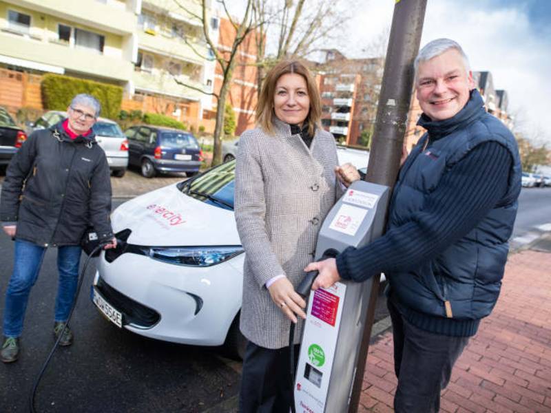Strom aus der Laterne: Langenhagen und enercity stellen neue E-Ladesäulen vor