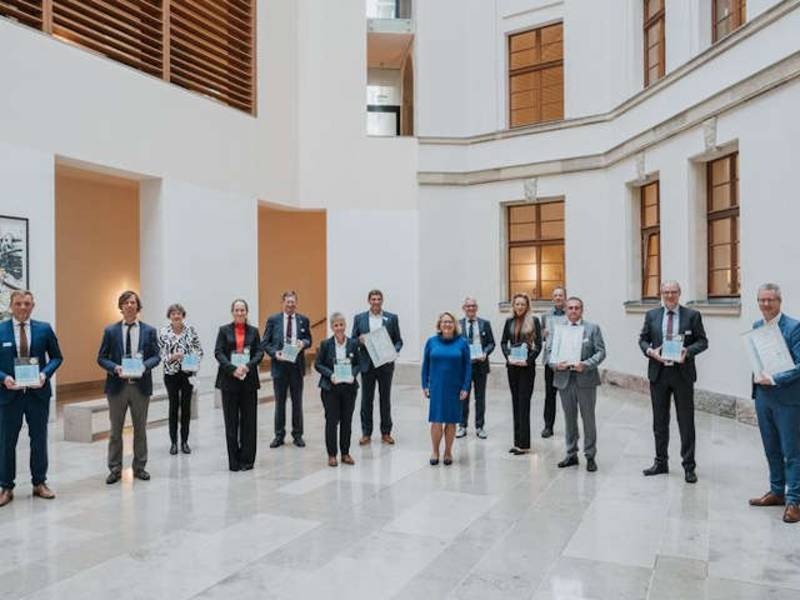 Erlangen, Kreis Paderborn und FernUniversität Hagen gewinnen Recyclingpapier-Wettbewerb