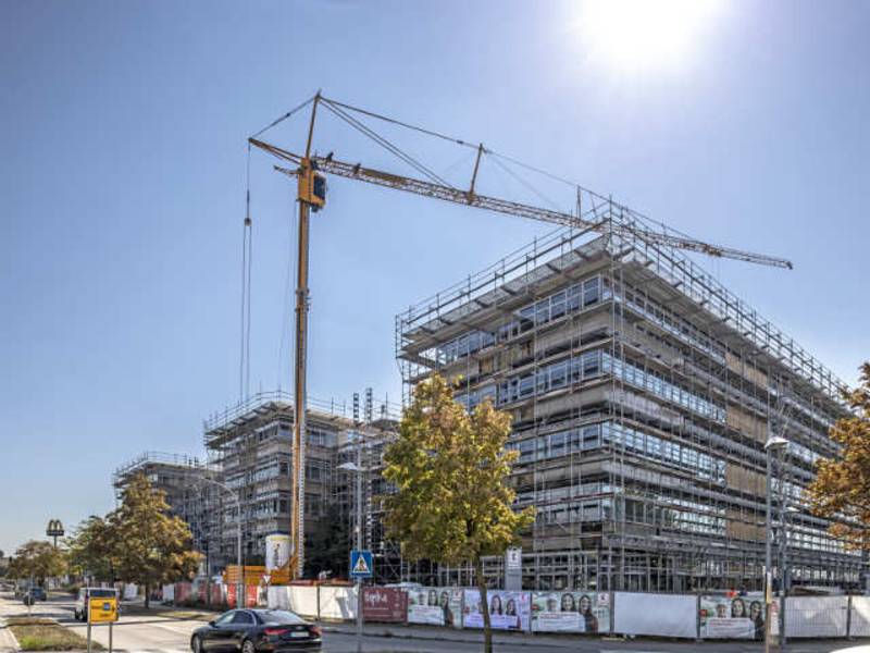 Filigrantechniker unter sich: Liebherr-Mobilbaukrane bei Gebäudesanierung im Einsatz