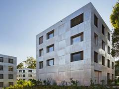 Schimmernde Kristalle in üppigem Grün - Wohnhäuser mit feuerverzinkter Fassade