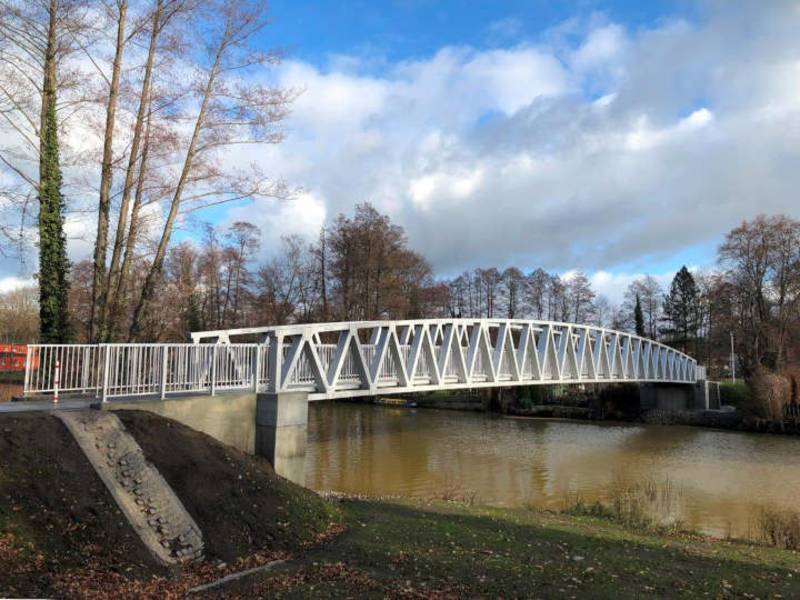 Neue Radfahrerbrücke aus Aluminium ist auch für Dienstfahrzeuge bis 3,5 t befahrbar