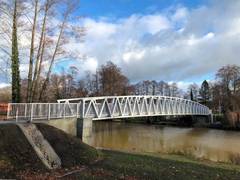 Neue Radfahrerbrücke aus Aluminium ist auch für Dienstfahrzeuge bis 3,5 t befahrbar