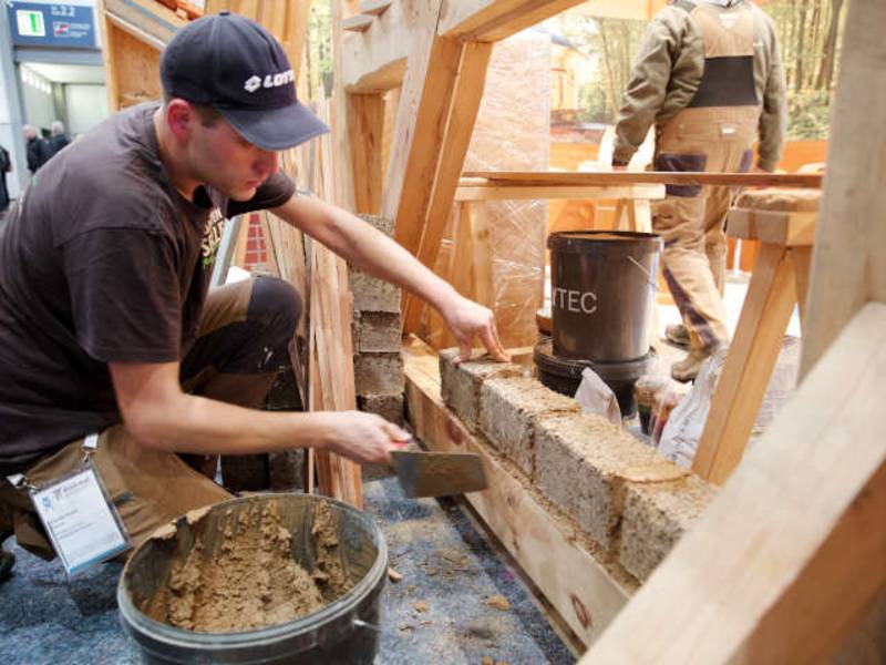 Doppelter Förderaufruf zur Holzbauinitiative: Laubholz im Holzbau und Sanieren mit Holz