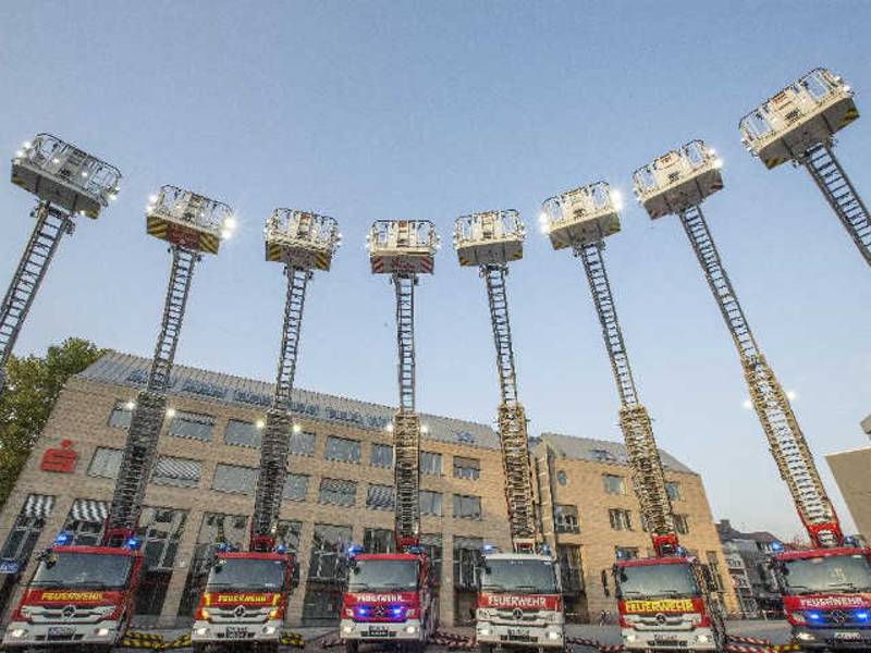 Auslieferung von acht Feuerwehr-Drehleitern auf Mercedes-Benz Atego-Basis an den Großraum Trier