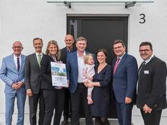 asset und BayWa eröffnen Deutschlands erste Effizienzhaus Plus-Siedlung