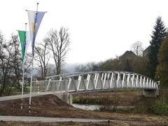 Neue, 2,5 m breite Wiedbrücke in Waldbreitbach ist durch Eloxierung besonders witterungsbeständig