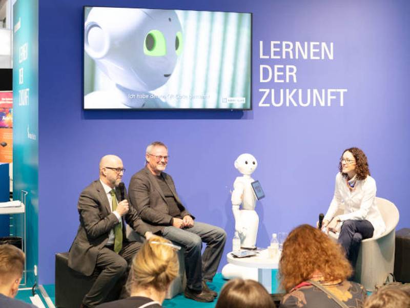 Hessische Staatsministerin Angela Dorn besucht „Lernen der Zukunft“ auf der Paperworld