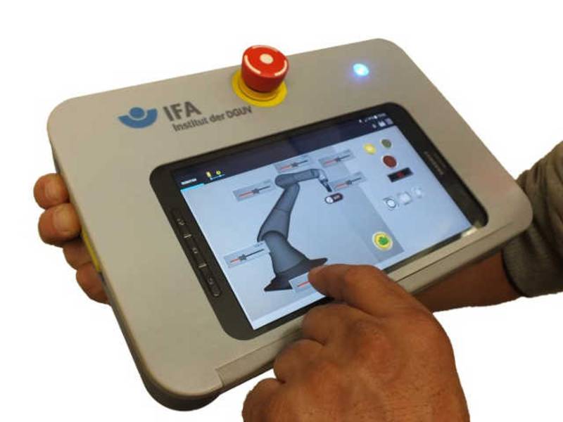 Maschinen sicher steuern via Smartphone und Tablet: IFA entwickelt intelligenten Geräterahmen