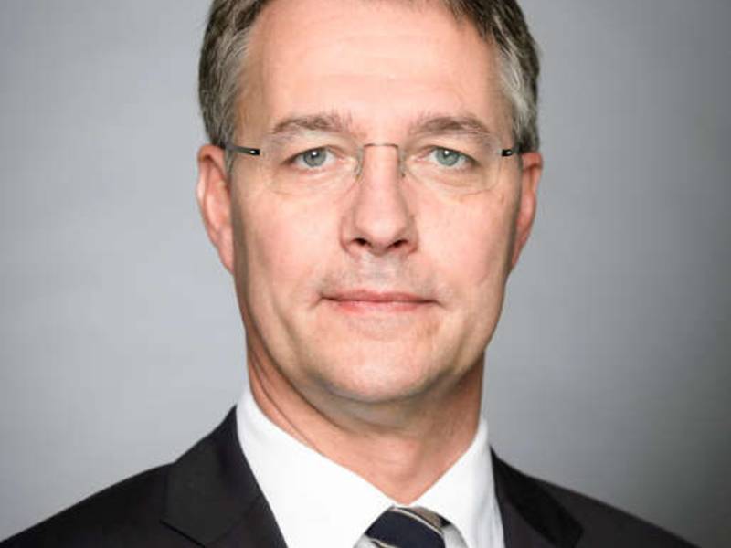 Staatssekretär Adler übergibt Sonderpreis "Bezahlbares Bauen" an das Projekt Arkadien Poing