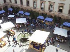 Glückliche Gäste beim Hoffest im Ministerium
