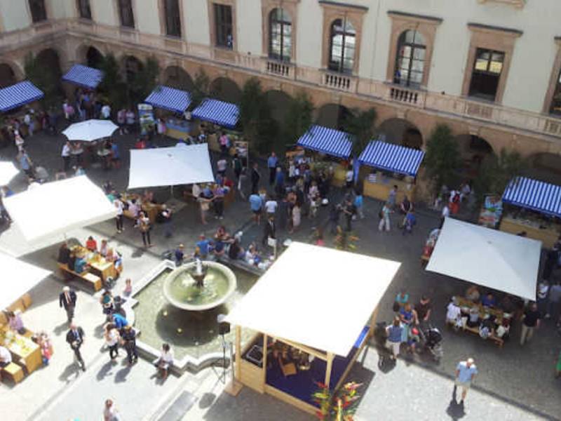 Glückliche Gäste beim Hoffest im Ministerium