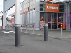 Gunnebo Verkehrspoller regeln Parkplatzzufahrt des OBI Marktes Forchheim