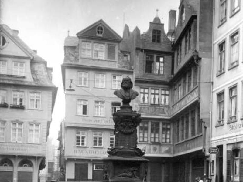 Oberbürgermeister Peter Feldmann weiht traditionelles Denkmal ein