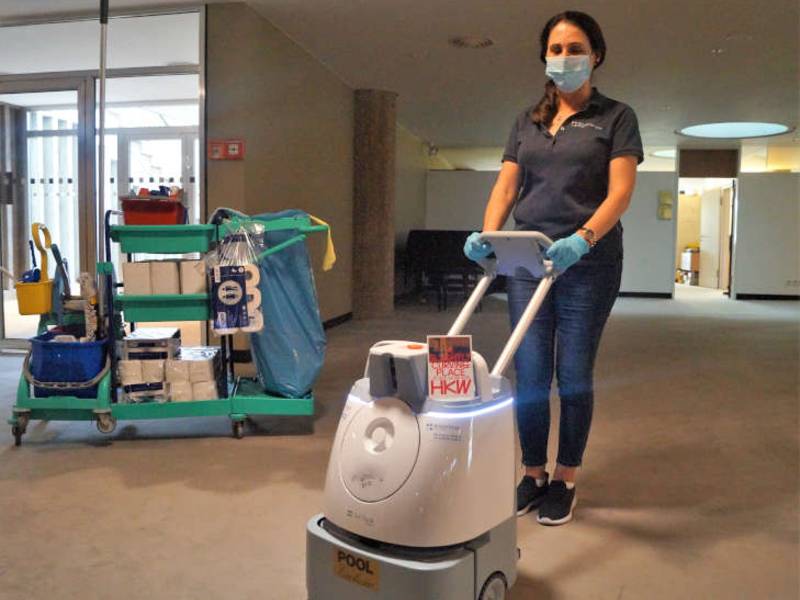 Gebäudedienstleister nimmt Reinigungsroboter in Betrieb