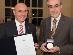 Andreas Falz erhält die Carl-Theodor-Medaille der Stadt Schwetzingen