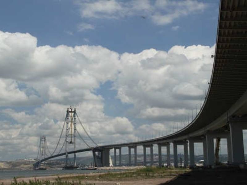 Hängebrücke über dem Golf von Izmit eröffnet