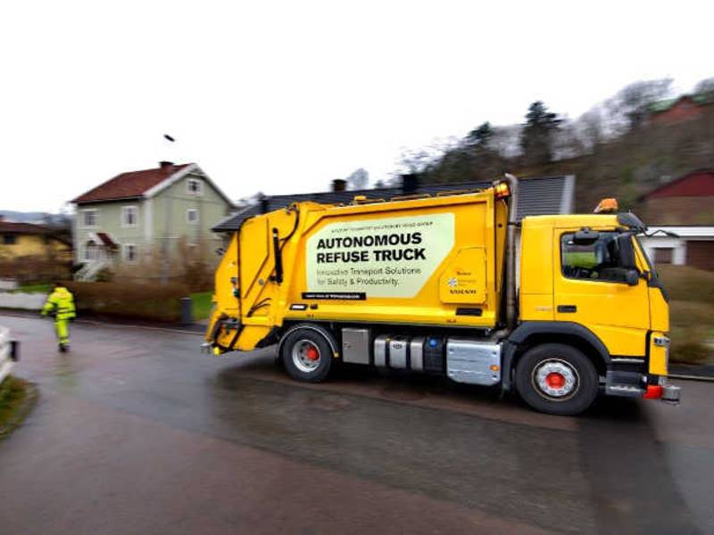 Erprobung von selbstfahrendem Abfallentsorgungsfahrzeug durch Volvo Trucks und Renova