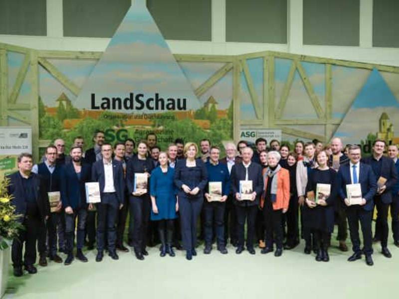 Bundesministerin Julia Klöckner ehrt Sieger des HolzbauPlus-Wettbewerbs