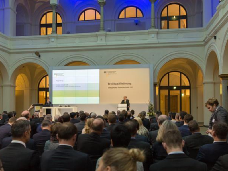 Bundesminister fördert superschnelles Internet mit weiteren 375 Mio. Euro