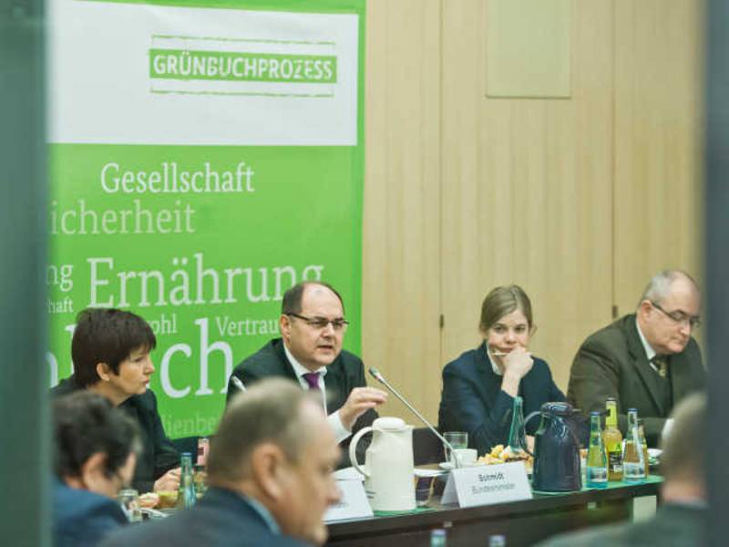 Kritiker und Landwirte im Dialog im BMEL