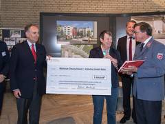 Barbara Hendricks übergibt 7 Millionen-Scheck