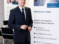 Hoch hinaus: Niederberger Gruppe hebt Schülerlotsen über die Dächer der Zitadelle Spandau
