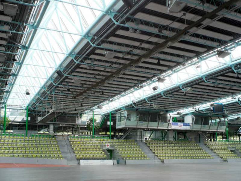 JET-Gruppe unterstützt Sanierung des „Glaspalastes Sindelfingen“ mit umfangreichen Tageslichtelement