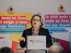 Bundesumweltministerin Schulze legt 5-Punkte-Plan für weniger Plastik und mehr Recycling vor