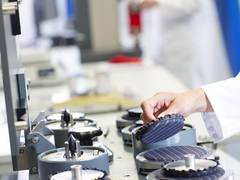 Monatlich 1.750 Probeteile im Härtetest: Im MEWA Technikum beweist Arbeitskleidung, ob sie für die Praxis taugt