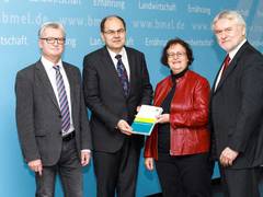 Bundesernährungsminister Schmidt nimmt 13. Ernährungsbericht der DGE in Empfang