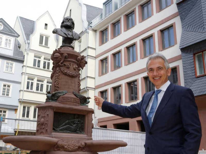 Oberbürgermeister Peter Feldmann weiht traditionelles Denkmal ein