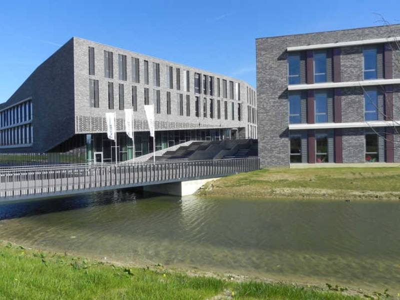 HECO-Schrauben bewähren sich im Außenbereich der „Internationalen Schule UWC Maastricht“